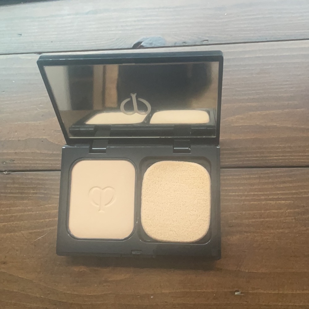 Cle de Peau Powder Foundation